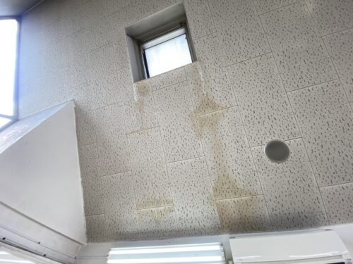 壁や窓枠から染み出すような雨漏りには吸水シートや紙おむつ